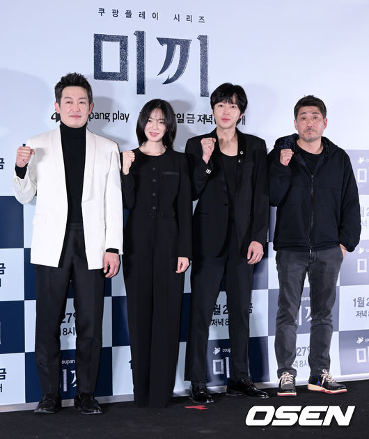 배우 허성태, 이엘리야, 장근석, 김홍선 감독이 포토타임을 하고 있다. 2023.01.25 /jpnews@osen.co.kr