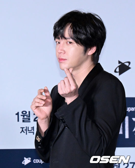 배우 장근석이 포토타임을 마치고 무대를 나서고 있다. 2023.01.25 /jpnews@osen.co.kr