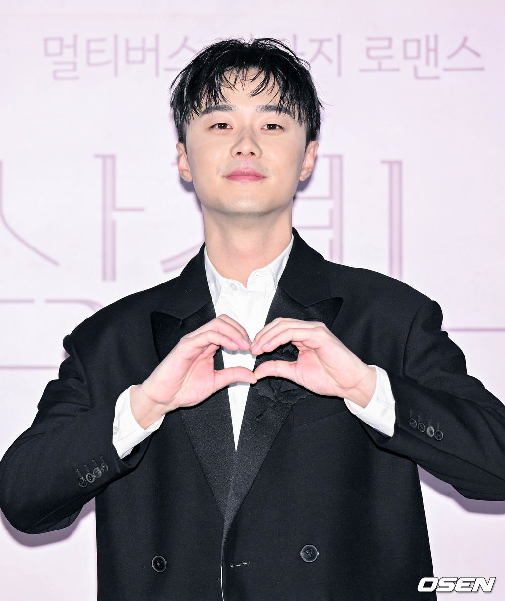 서울 용산구 CGV용산아이파크몰에서 영화 ‘상견니(감독 황천인)’ 기자간담회가 열렸다. 영화 '상견니'는 2009년, 리쯔웨이(허광한 분)와 황위쉬안(가가연 분)이 우연히 만나 묘하게 가슴 설레는 기시감을 느끼면서 시작되는 멀티버스 판타지 로맨스. 배우 시백우가 포즈를 취하고 있다. 023.01.26 /cej@osen.co.kr