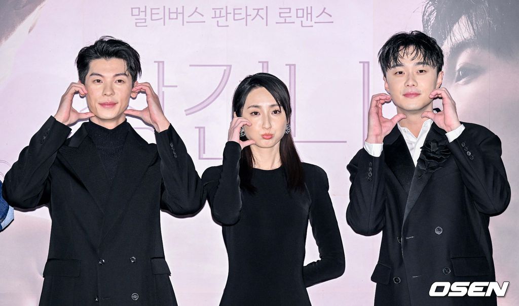 서울 용산구 CGV용산아이파크몰에서 영화 ‘상견니(감독 황천인)’ 기자간담회가 열렸다.  영화 '상견니'는 2009년, 리쯔웨이(허광한 분)와 황위쉬안(가가연 분)이 우연히 만나 묘하게 가슴 설레는 기시감을 느끼면서 시작되는 멀티버스 판타지 로맨스.   배우 허광한, 가가연, 시백우가 포즈를 취하고 있다. 023.01.26 /cej@osen.co.kr