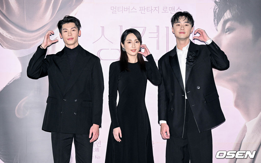 서울 용산구 CGV용산아이파크몰에서 영화 ‘상견니(감독 황천인)’ 기자간담회가 열렸다. 영화 '상견니'는 2009년, 리쯔웨이(허광한 분)와 황위쉬안(가가연 분)이 우연히 만나 묘하게 가슴 설레는 기시감을 느끼면서 시작되는 멀티버스 판타지 로맨스. 배우 허광한, 가가연, 시백우가 포즈를 취하고 있다. 023.01.26 /cej@osen.co.kr