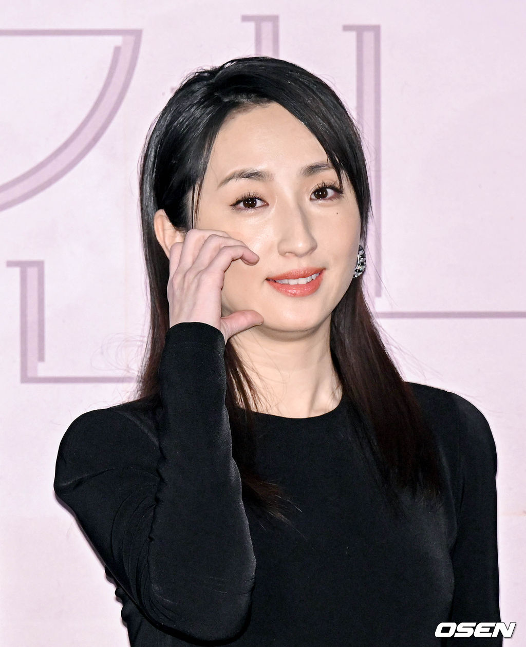 서울 용산구 CGV용산아이파크몰에서 영화 ‘상견니(감독 황천인)’ 기자간담회가 열렸다. 영화 '상견니'는 2009년, 리쯔웨이(허광한 분)와 황위쉬안(가가연 분)이 우연히 만나 묘하게 가슴 설레는 기시감을 느끼면서 시작되는 멀티버스 판타지 로맨스. 배우 가가연이 포즈를 취하고 있다. 023.01.26 /cej@osen.co.kr