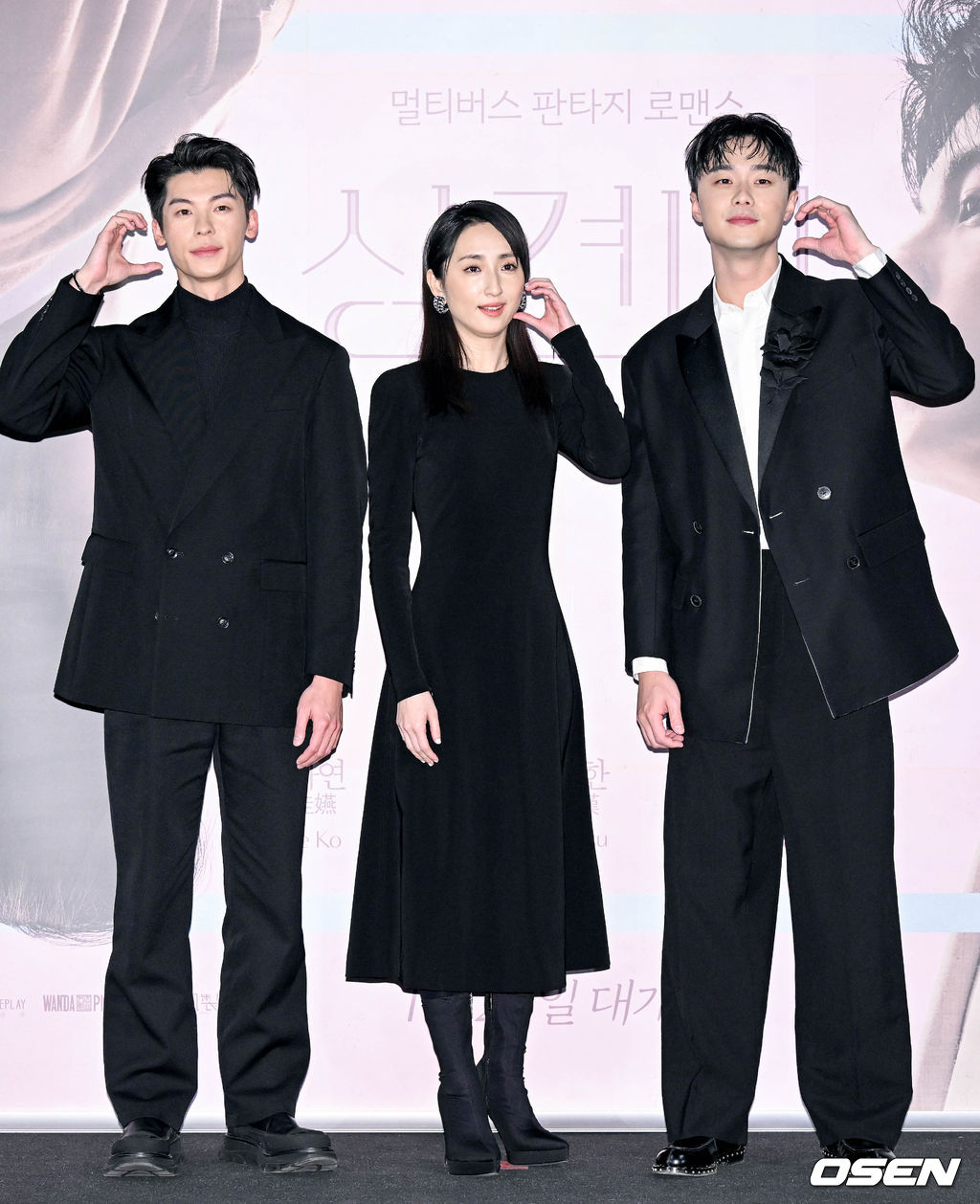 서울 용산구 CGV용산아이파크몰에서 영화 ‘상견니(감독 황천인)’ 기자간담회가 열렸다. 영화 '상견니'는 2009년, 리쯔웨이(허광한 분)와 황위쉬안(가가연 분)이 우연히 만나 묘하게 가슴 설레는 기시감을 느끼면서 시작되는 멀티버스 판타지 로맨스. 배우 허광한, 가가연, 시백우가 포즈를 취하고 있다. 023.01.26 /cej@osen.co.kr