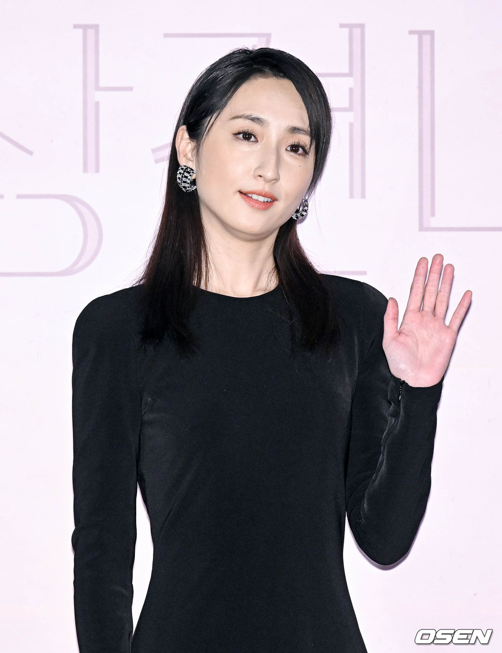 서울 용산구 CGV용산아이파크몰에서 영화 ‘상견니(감독 황천인)’ 기자간담회가 열렸다. 영화 '상견니'는 2009년, 리쯔웨이(허광한 분)와 황위쉬안(가가연 분)이 우연히 만나 묘하게 가슴 설레는 기시감을 느끼면서 시작되는 멀티버스 판타지 로맨스. 배우 가가연이 포즈를 취하고 있다. 023.01.26 /cej@osen.co.kr