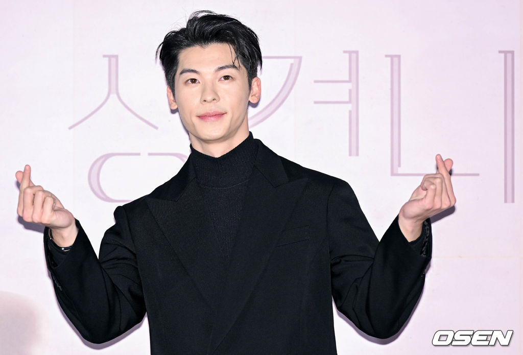 서울 용산구 CGV용산아이파크몰에서 영화 ‘상견니(감독 황천인)’ 기자간담회가 열렸다. 영화 '상견니'는 2009년, 리쯔웨이(허광한 분)와 황위쉬안(가가연 분)이 우연히 만나 묘하게 가슴 설레는 기시감을 느끼면서 시작되는 멀티버스 판타지 로맨스. 배우 허광한이 포즈를 취하고 있다. 023.01.26 /cej@osen.co.kr