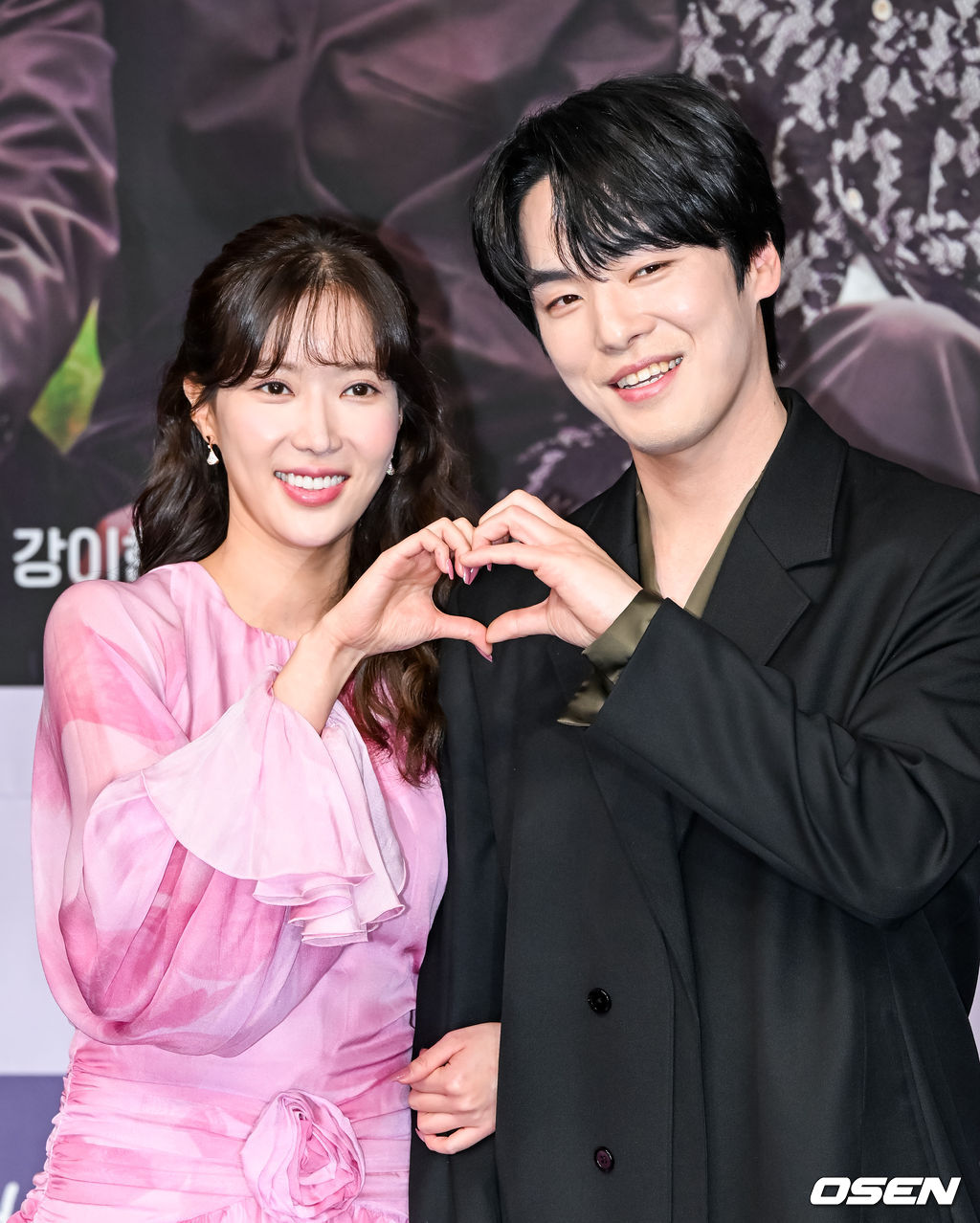 27일 오후 서울 상암 MBC 골든마우스홀에서 드라마 ‘꼭두의 계절’ 제작발표회가 진행됐다. 드라마 ‘꼭두의 계절'은 99년마다 인간에게 천벌을 내리러 이승에 내려오는 사신(死神) '꼭두'(김정현 분)가 신비한 능력을 갖춘 왕진의사 '한계절'(임수향 분)을 만나 벌이는 판타지 로맨스다. 배우 임수향과 김정현이 포즈를 취하고 있다. 2023.01.27 / soul1014@osen.co.kr