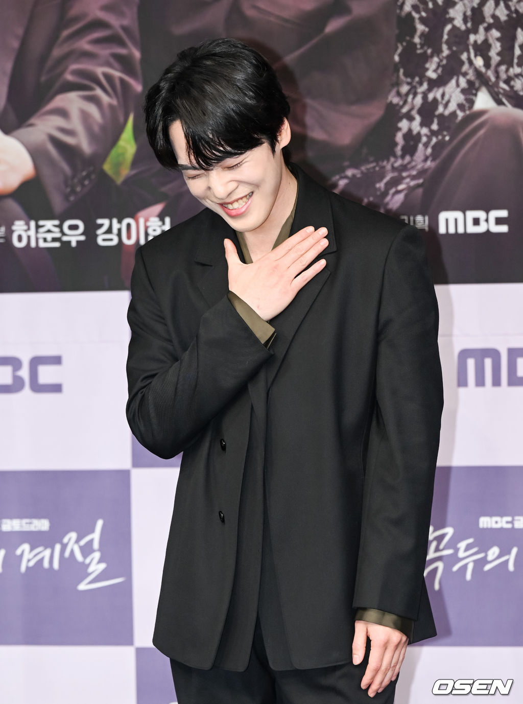 27일 오후 서울 상암 MBC 골든마우스홀에서 드라마 ‘꼭두의 계절’ 제작발표회가 진행됐다. 드라마 ‘꼭두의 계절'은 99년마다 인간에게 천벌을 내리러 이승에 내려오는 사신(死神) '꼭두'(김정현 분)가 신비한 능력을 갖춘 왕진의사 '한계절'(임수향 분)을 만나 벌이는 판타지 로맨스다. 2년만에 안방극 복귀한 김정현이 각오를 밝힌뒤 어색해하고 있다. 2023.01.27 / soul1014@osen.co.kr