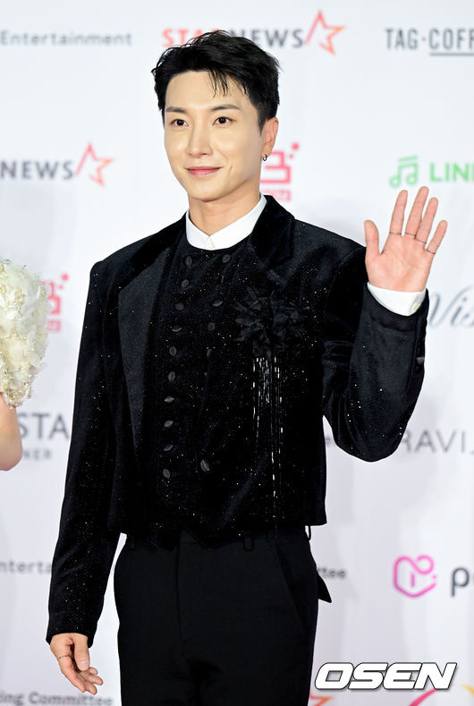 13일 오후(현지시간) 일본 나고야시 종합체육관에서 '2022 Asia Artist Awards IN JAPAN’ 레드카펫 행사가 진행됐다.<br /><br />슈퍼주니어 이특이 포즈를 취하고 있다. 2022.12.13 /ksl0919@osen.co.kr