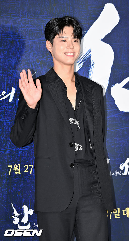 26일 오후 서울 송파구 롯데시네마 월드타워에서 영화 '한산: 용의 출현'(감독 김한민) VIP 시사회가 열렸다.<br /><br />'한산: 용의 출현'은 명량해전 5년 전, 진군 중인 왜군을 상대로 조선을 지키기 위해 필사의 전략과 패기로 뭉친 이순신 장군과 조선 수군의 한산해전을 그린 전쟁 액션 영화. 오는 27일 개봉 예정이다.<br /><br />배우 박보검이 무대 위에서 포즈를 취하고 있다. 2022.07.26 / rumi@osen.co.kr<br />