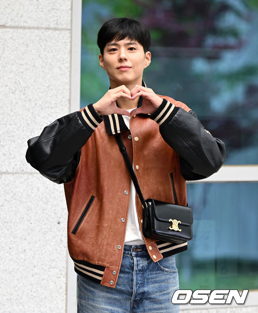 배우 박보검이 24일 오전 서울김포비즈니스항공센터를 통해 셀린느(CELINE) 남성 여름 2023 패션쇼에 참석 차 프랑스 파리로 출국하고 있다. 2022.06.24 /jpnews@osen.co.kr