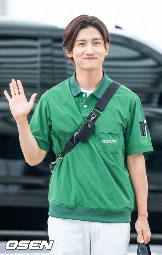 동방신기 최강창민이 출국하며 포즈를 취하고 있다. 2022.07.24 / rumi@osen.co.kr