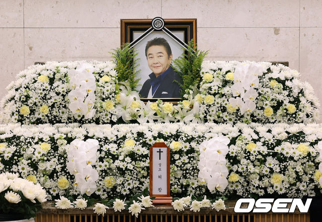 [OSEN=사진국] 간암 투병 끝에 별세한 방송인 고 허참(본명 이상용)의 빈소가 1일 서울 송파구 서울아산병원 장례식장에 빈소가 마련됐다. 향년 73세.오늘(1일) 허참은 간암으로 투병 생활을 하던 중 세상을 떠났다. 허참은 1970년대 음악다방 '쉘부르' MC로 처음 진행 마이크를 잡았다. 활약을 인정받은 그는 이듬해 TBC 음악 프로그램 '7대 가수쇼'에서 MC를 맡으며 방송가에 데뷔했다. 이후 그는 정확한 전달력과 유쾌한 입담으로 존재감을 드러내며 KBS 2TV '쇼쇼쇼', '도전 주부가요스타' 등에서도 MC로 활약했다. 특히 허참은 KBS 1TV '가족오락관'을 통해 '국민 MC' 반열에 올랐다. 1984년 4월부터 2009년 4월까지, 25년에 걸쳐 1237회 동안 방송된 '가족오락관'은 다양한 게임을 통해 온 가족이 즐길 수 있는 오락 프로그램을 표방했다. 허참은 '가족오락관'의 시작과 끝을 함께 했다.발인은 3일 오전에 치러진다. 장지는 부모의 묘가 있는 경춘공원묘원이다. 2022.02.01 /photo@osen.co.kr<사진=사진공동취재단>