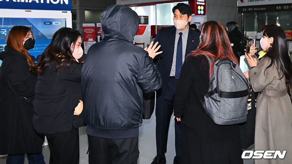 1일 롯데자이언츠 선수단이 김해공항을 통해 스프링캠프 훈련지인 괌으로 출국했다. 롯데자이언츠는 2월 1일부터 3월 7일까지 총 35일간 2023시즌 스프링캠프를 실시한다. 이번 스프링캠프는 서튼 감독을 포함한 코칭스태프 13인과 선수단 47인이 괌, 이시가키, 오키나와 순서로 장소를 이동하며 진행한다.롯데 자이언츠 유강남이 팬들의 배웅을 받고 있다. 2023.02.01 / foto0307@osen.co.kr