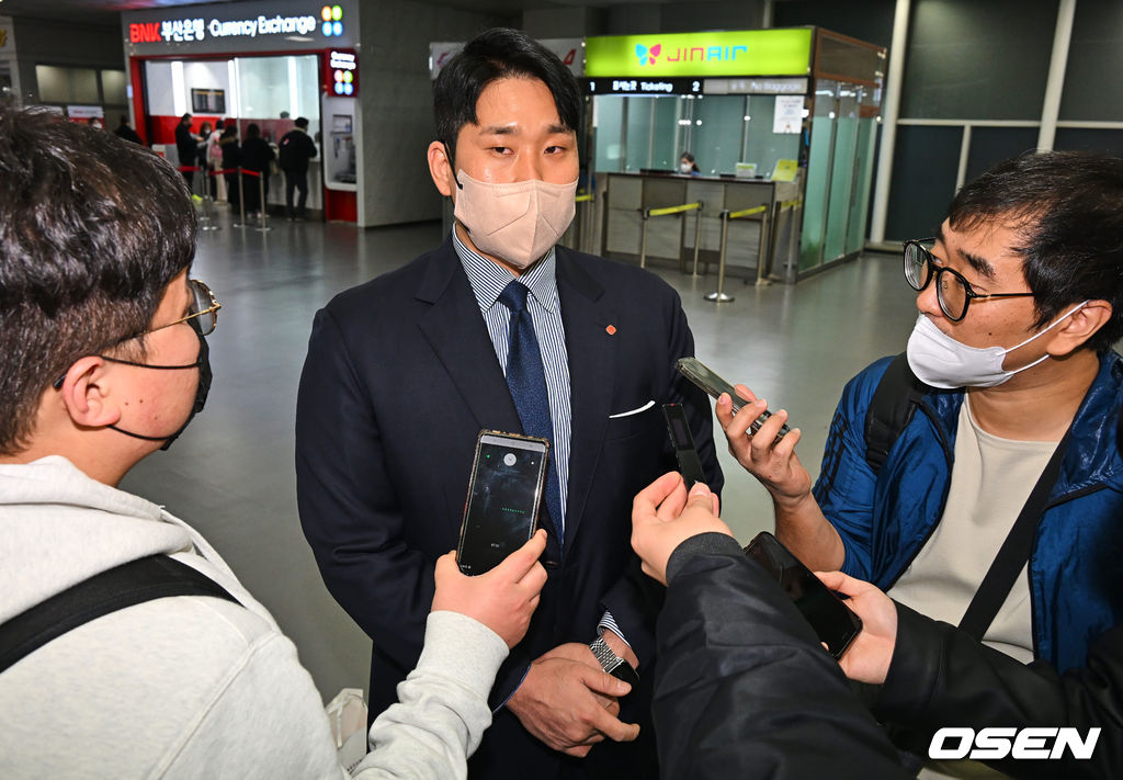 1일 롯데자이언츠 선수단이 김해공항을 통해 스프링캠프 훈련지인 괌으로 출국했다. 롯데자이언츠는 2월 1일부터 3월 7일까지 총 35일간 2023시즌 스프링캠프를 실시한다. 이번 스프링캠프는 서튼 감독을 포함한 코칭스태프 13인과 선수단 47인이 괌, 이시가키, 오키나와 순서로 장소를 이동하며 진행한다.롯데 자이언츠 유강남이 기자들과 인터뷰를 하고 있다. 2023.02.01 / foto0307@osen.co.kr