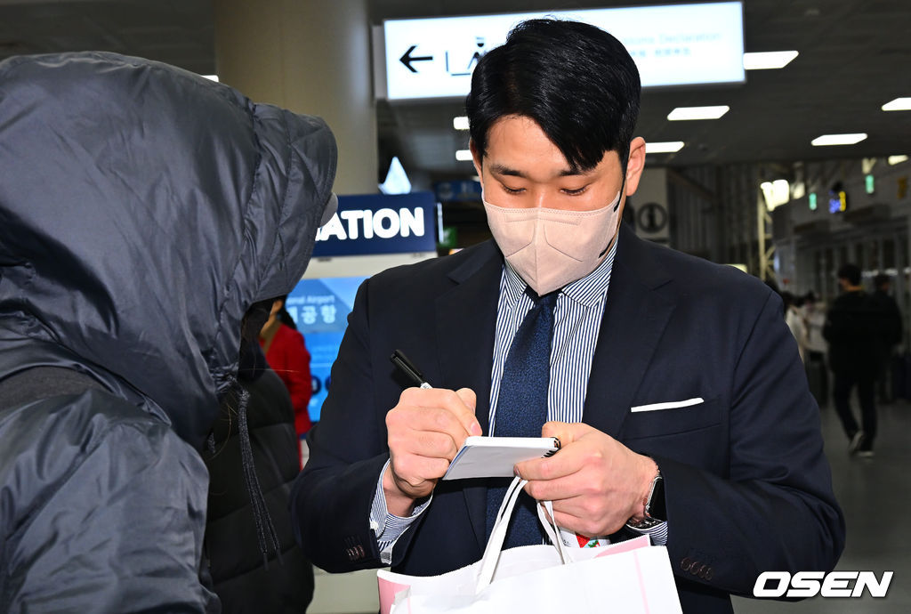 1일 롯데자이언츠 선수단이 김해공항을 통해 스프링캠프 훈련지인 괌으로 출국했다. 롯데자이언츠는 2월 1일부터 3월 7일까지 총 35일간 2023시즌 스프링캠프를 실시한다. 이번 스프링캠프는 서튼 감독을 포함한 코칭스태프 13인과 선수단 47인이 괌, 이시가키, 오키나와 순서로 장소를 이동하며 진행한다.롯데 자이언츠 유강남이 사인을 하고 있다. 2023.02.01 / foto0307@osen.co.kr