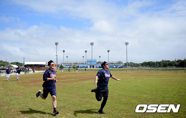 2일 오전 괌 데데도 스포츠 컴플랙스(Dededo Sports Complex)에서 롯데 자이언츠의 2023시즌 스프링캠프가 진행됐다. 롯데 선수들이 훈련을 진행하고 있다. 2023.02.02 /ksl0919@osen.co.kr 