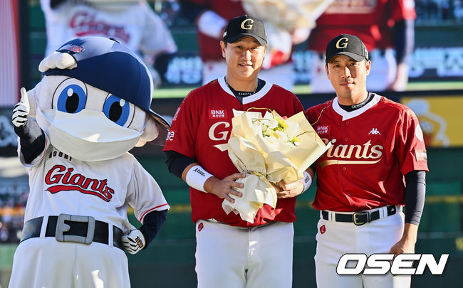 지난해 10월 이대호의 은퇴식에서 함께 기념사진을 찍은 전준우 /OSEN DB