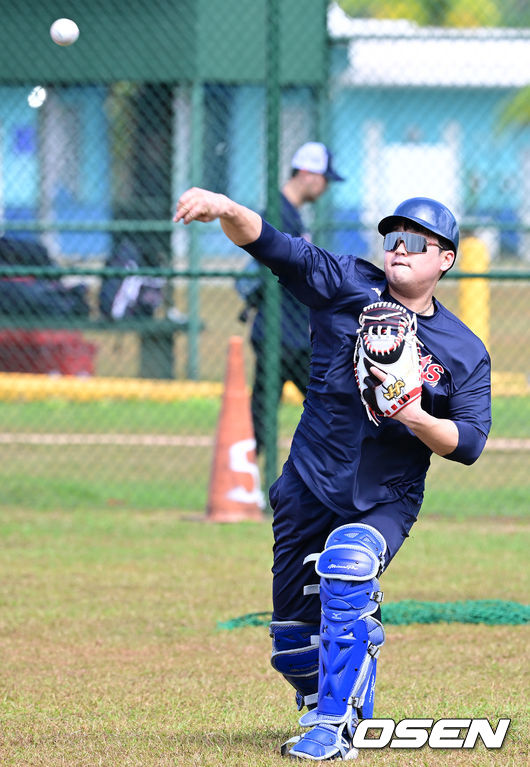 2일 오전 괌 데데도 스포츠 컴플랙스(Dededo Sports Complex)에서 롯데 자이언츠의 2023시즌 스프링캠프가 진행됐다.롯데는 이번 시즌 FA 시장에서 유강남(4년 80억 원), 노진혁(4년 50억 원), 한현희(3+1년 40억 원)를 영입했고 방출선수 시장에서도 투수 김상수, 윤명준, 차우찬, 포수 이정훈, 외야수 안권수 등을 영입, 뎁스를 대폭 확충했다. 롯데 유강남이 훈련을 하고 있다. 2023.02.02 /ksl0919@osen.co.kr