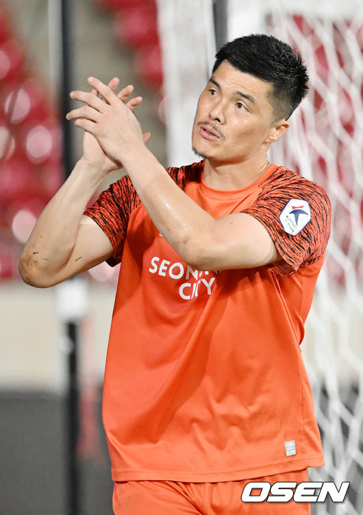 경기를 마치고 성남 김영광이 팬들에게 박수를 보내고 있다. 2022.08.28 / rumi@osen.co.kr