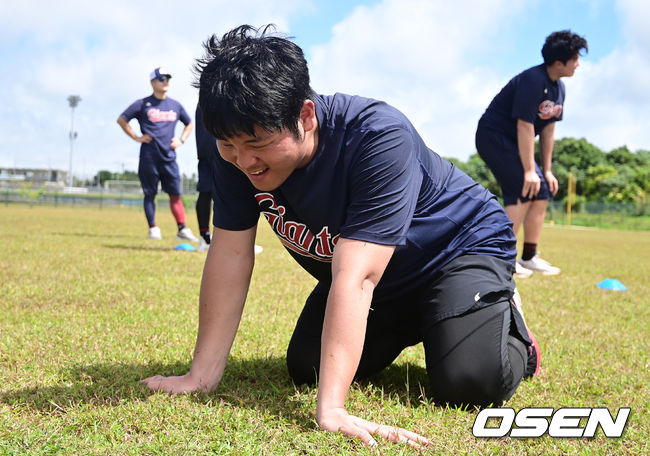 3일 오전(현지시간) 괌 데데도 스포츠 컴플랙스(Dededo Sports Complex)에서 롯데 자이언츠의 2023시즌 스프링캠프가 진행됐다.롯데는 이번 시즌 FA 시장에서 유강남(4년 80억 원), 노진혁(4년 50억 원), 한현희(3+1년 40억 원)를 영입했고 방출선수 시장에서도 투수 김상수, 윤명준, 차우찬, 포수 이정훈, 외야수 안권수 등을 영입, 뎁스를 대폭 확충했다. 롯데 한현희가 러닝 훈련을 마친 뒤 숨을 고르고 있다. 2023.02.03 /ksl0919@osen.co.kr