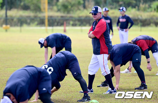 4일 오후(현지시간) 괌 데데도 스포츠 컴플랙스(Dededo Sports Complex)에서 롯데 자이언츠의 2023시즌 스프링캠프가 진행됐다.롯데는 이번 시즌 FA 시장에서 유강남(4년 80억 원), 노진혁(4년 50억 원), 한현희(3+1년 40억 원)를 영입했고 방출선수 시장에서도 투수 김상수, 윤명준, 차우찬, 포수 이정훈, 외야수 안권수 등을 영입, 뎁스를 대폭 확충했다. 롯데 서튼 감독이 선수들의 훈련을 지켜보고 있다. 2023.02.04 /ksl0919@osen.co.kr