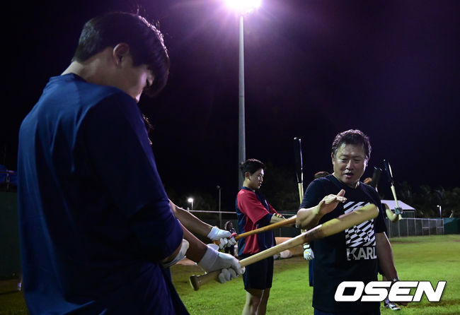 2일 오전 괌 파세오 스타디움(Paseo Stadium)에서 롯데 자이언츠의 2023시즌 스프링캠프 야간훈련이 진행됐다.롯데는 이번 시즌 FA 시장에서 유강남(4년 80억 원), 노진혁(4년 50억 원), 한현희(3+1년 40억 원)를 영입했고 방출선수 시장에서도 투수 김상수, 윤명준, 차우찬, 포수 이정훈, 외야수 안권수 등을 영입, 뎁스를 대폭 확충했다. 롯데 선수들이 야간훈련을 진행하고 있다. 2023.02.02 /ksl0919@osen.co.kr