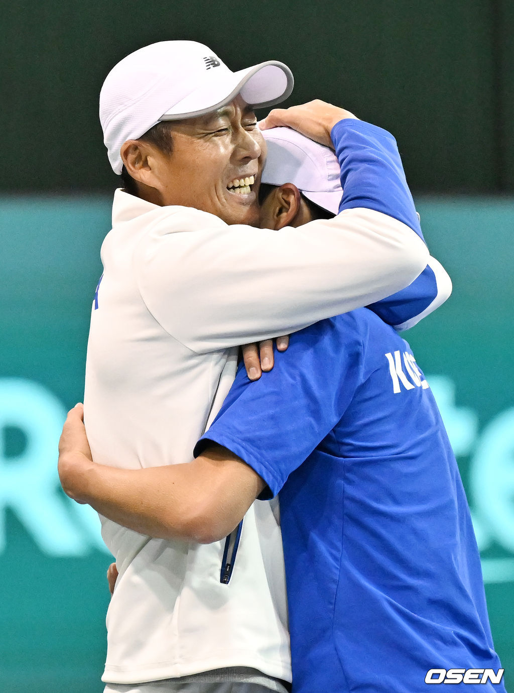 극적인 대역전승을 거둔 한국 남자 테니스가 2년 연속 데이비스컵 16강에 진출했다.박승규 감독이 이끄는 한국남자테니스대표팀이 5일 서울 송파구 올림픽공원 실내 테니스경기장에서 열린 2023 데이비스컵 최종본선 진출전(4단1복식) 둘째 날 복식과 3, 4단식을 잇달아 벨기에를 꺾었다.전날 기록한 0-2에서 3-2로 리버스 스윕에 성공한 한국은 본선 무대인 16강에 진출했다. 다섯 번째 16강으로, 사상 첫 2년 연속 진출이다.박승규 감독이 홍성찬과 승리의 기쁨을 나누며 포옹을 하고 있다. 2023.02.05 / rumi@osen.co.kr