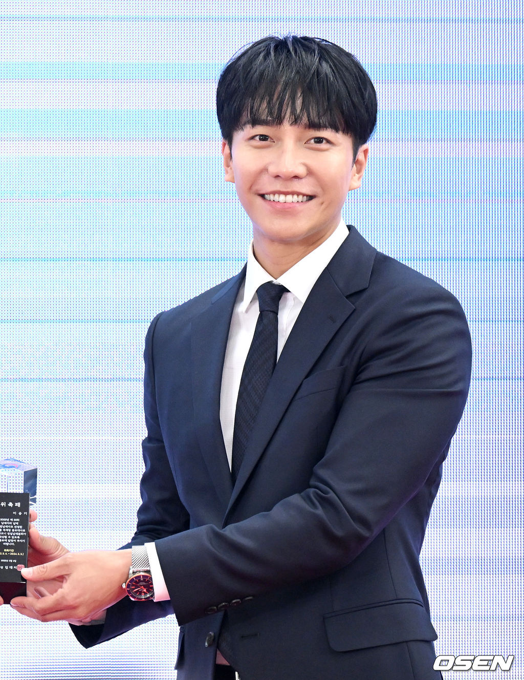 4일 오전 서울 수송동 서울지방국세청에서 ‘2022 국세청 홍보대사 위촉식’이 열렸다.홍보대사로 위촉된 배우 이승기가 기념 촬영을 하고 있다. 2022.05.04 / dreamer@osen.co.kr