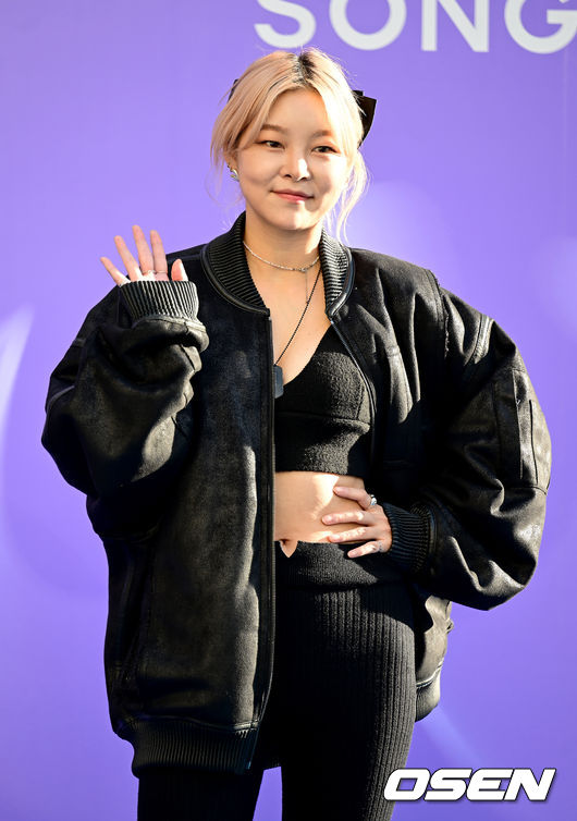 11일 오후 서울 동대문 디자인플라자(DDP)에서 진행된 2022 S/S 서울패션위크 ‘송지오(SONGZIO)’ 패션쇼가 열렸다.  모델 송해나가 포토타임을 갖고 있다. 2022.10.11 /ksl0919@osen.co.kr