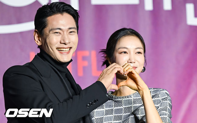 배유 유태오와 김옥빈이 하트 포즈를 취하고 있다. 2023.02.08 / soul1014@osen.co.kr