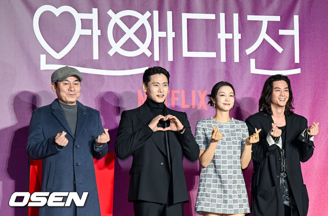 김정권 감독과 출연배우들이 포즈를 취하고 있다. 2023.02.08 / soul1014@osen.co.kr
