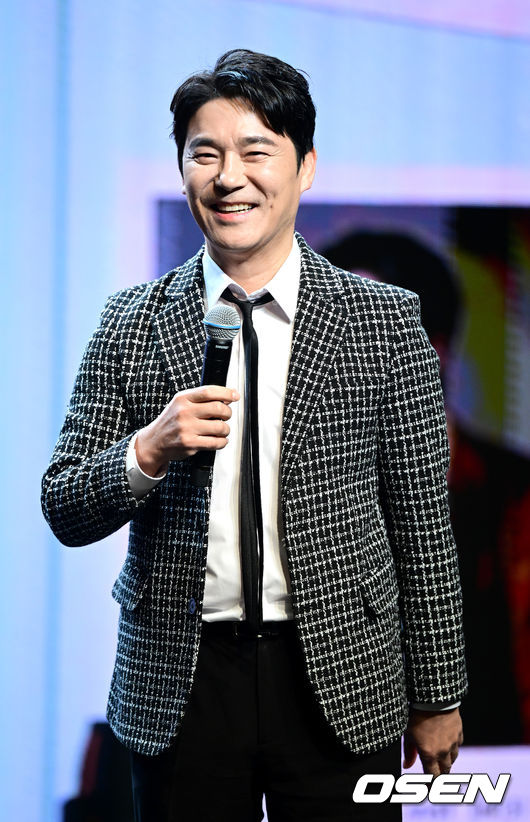 가수 임창정이 8일 오후 서울 청담동 일지아트홀에서 세번째 미니앨범 ‘멍청이’ 발매 쇼케이스를 가졌다.<br /><br />임창정이 쇼케이스에 나서며 인사말을 전하고 있다. 2023.02.08 / dreamer@osen.co.kr