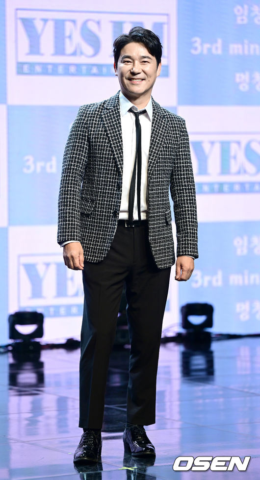 가수 임창정이 8일 오후 서울 청담동 일지아트홀에서 세번째 미니앨범 ‘멍청이’ 발매 쇼케이스를 가졌다.<br /><br />임창정이 무대를 앞두고 포토타임을 하고 있다. 2023.02.08 / dreamer@osen.co.kr