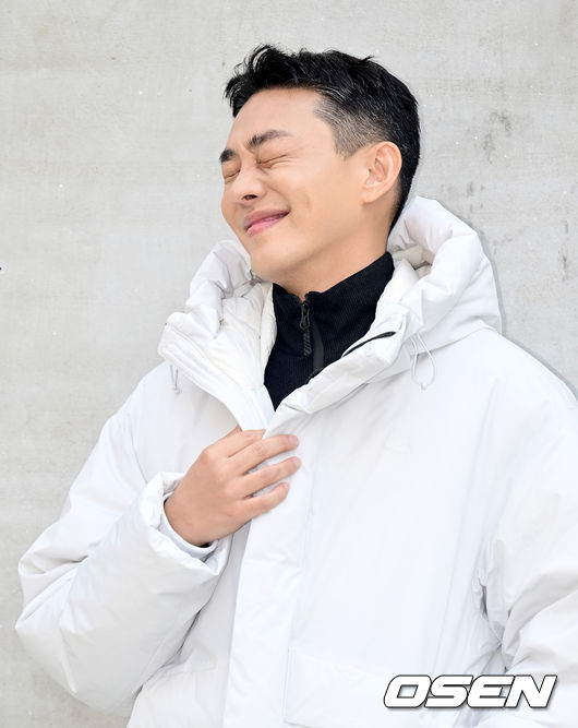 28일 오후 서울 성동구 베를린 플랏츠 스튜디오에서 한 아웃도어 브랜드의 ‘에어그램 써모 다운’ 팝업스토어가 열렸다. 배우 유아인이 포토타임을 갖고 있다. 2022.10.28 /ksl0919@osen.co.kr
