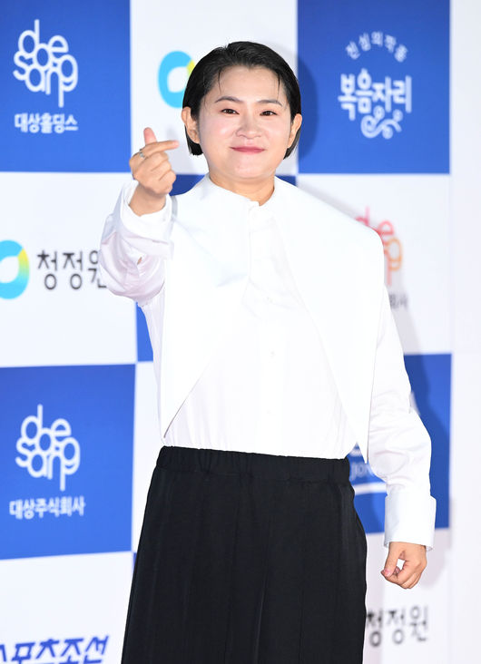 25일 오후 서울 영등포구 여의도 KBS홀에서 제43회 청룡영화상 레드카펫 포토월 행사가 열렸다.배우 김신영이 입장하며 포즈를 취하고 있다. 2022.11.25 /cej@osen.co.kr