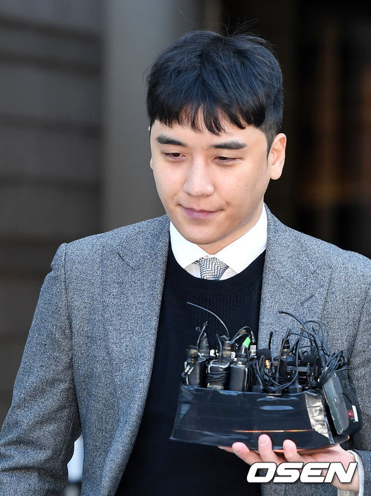 영장실질심사를 마친 승리가 법원을 나서고 있다. /sunday@osen.co.kr