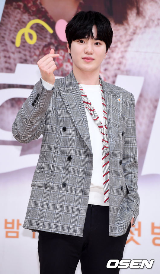 21일 오후 서울 양천구 목동 SBS 방송센터 SBS홀에서 SBS 모비딕숏폼드라마 '갑툭튀 간호사' 제작발표회에서 인피니트 이성종이 포토타임을 갖고 있다./ rumi@osen.co.kr