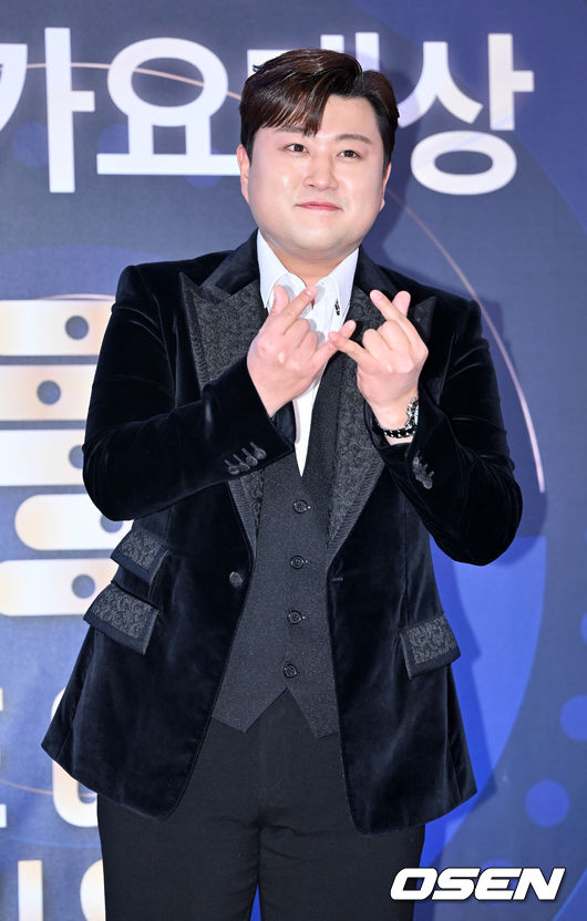 19일 오후 서울 송파구 올림픽공원 KSPO DOME에서 제32회 서울가요대상 시상식 레드카펫 행사가 열렸다.가수 김호중이 입장하며 포즈를 취하고 있다. 2023.01.19 /rumi@osen.co.kr