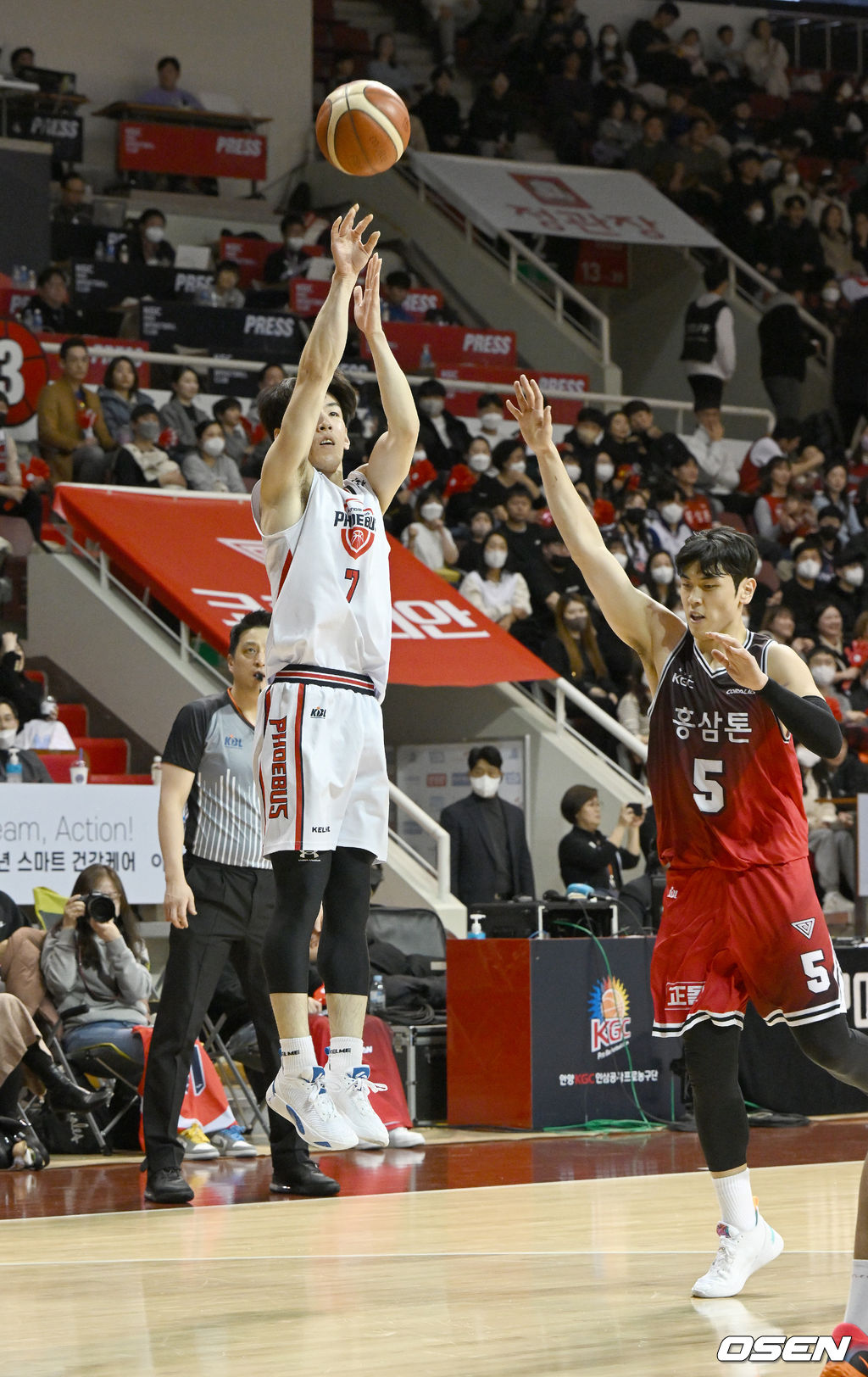 <br />11일 오후 안양 안양실내체육관에서 '2022-2023 SKT 에이닷 프로농구' 안양 KGC와 울산 현대모비스의 경기가 열렸다.<br /><br />1쿼터 울산 서명진이 2점슛을 시도하고 있다. 2023.02.11 / hyun309@osen.co.kr