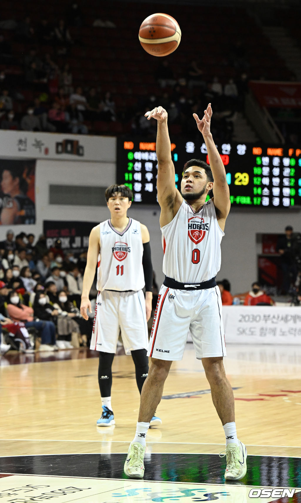 11일 오후 안양 안양실내체육관에서 '2022-2023 SKT 에이닷 프로농구' 안양 KGC와 울산 현대모비스의 경기가 열렸다.<br /><br />1쿼터 울산 아바리엔토스가 자유투를 넣고 있다. 2023.02.11 / hyun309@osen.co.kr