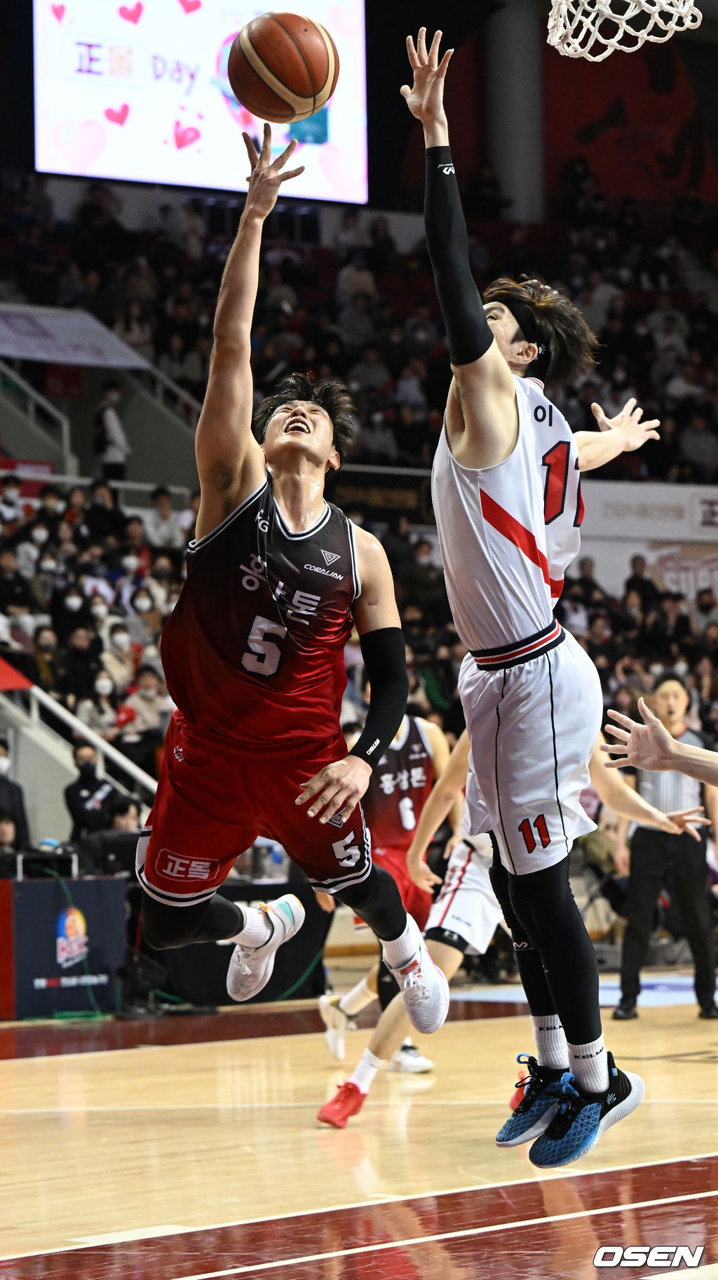 11일 오후 안양 안양실내체육관에서 '2022-2023 SKT 에이닷 프로농구' 안양 KGC와 울산 현대모비스의 경기가 열렸다.<br /><br />3쿼터 KGC 변준형과 울산 이우석이 공을 다투고 있다. 2023.02.11 / hyun309@osen.co.kr<br /><br />