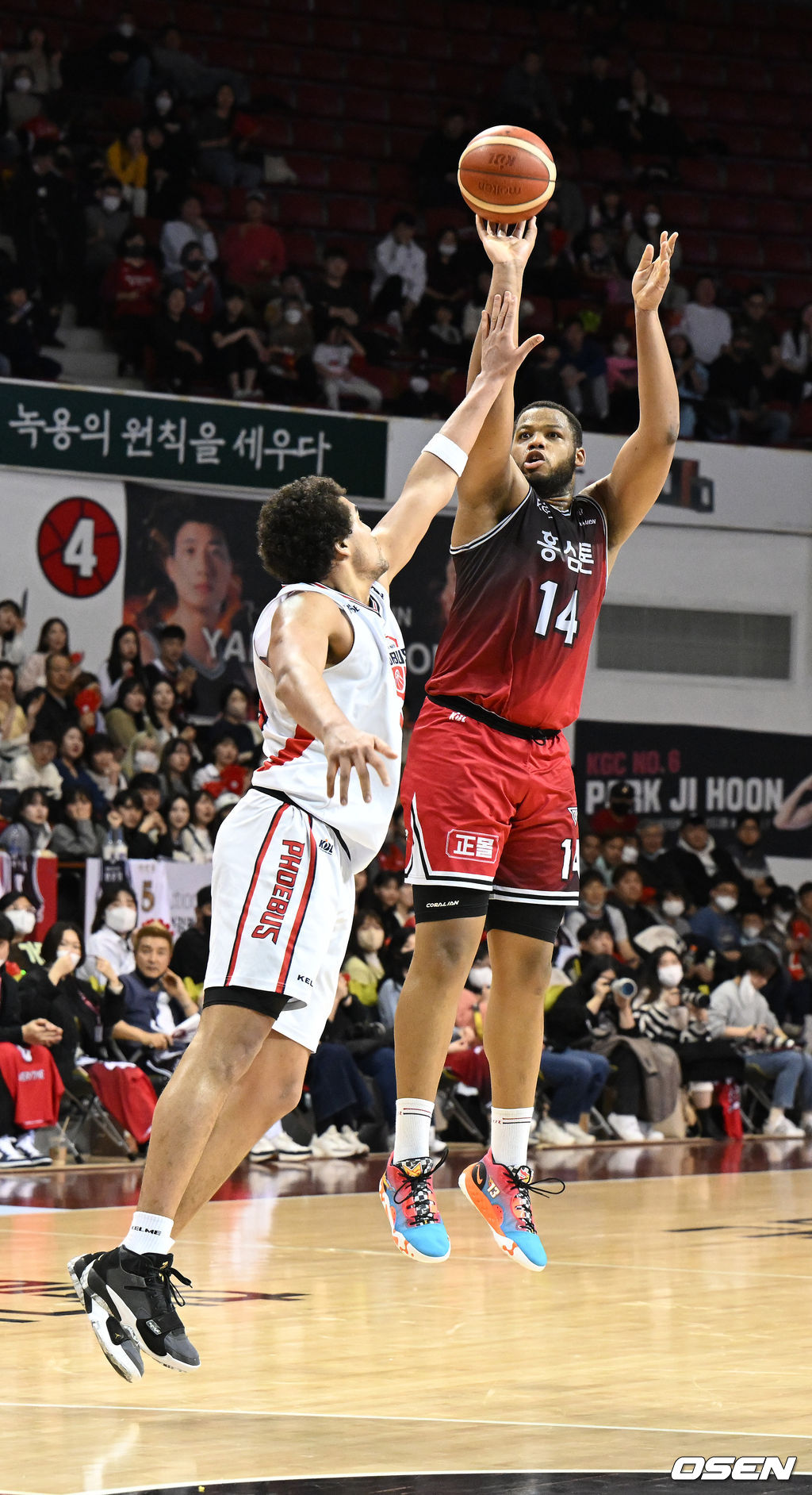 11일 오후 안양 안양실내체육관에서 '2022-2023 SKT 에이닷 프로농구' 안양 KGC와 울산 현대모비스의 경기가 열렸다.<br /><br />3쿼터 KGC 스펄맨이 3점슛을 시도하고 있다. 2023.02.11 / hyun309@osen.co.kr<br /><br />