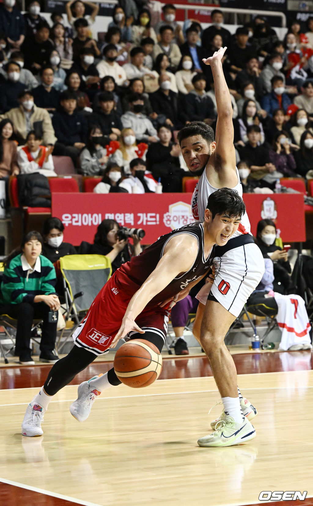 11일 오후 안양 안양실내체육관에서 '2022-2023 SKT 에이닷 프로농구' 안양 KGC와 울산 현대모비스의 경기가 열렸다.<br /><br />4쿼터 KGC 변준형과 현대모비스 아바리엔토스와 공을 다투고 있다. 2023.02.11 / hyun309@osen.co.kr<br /><br />