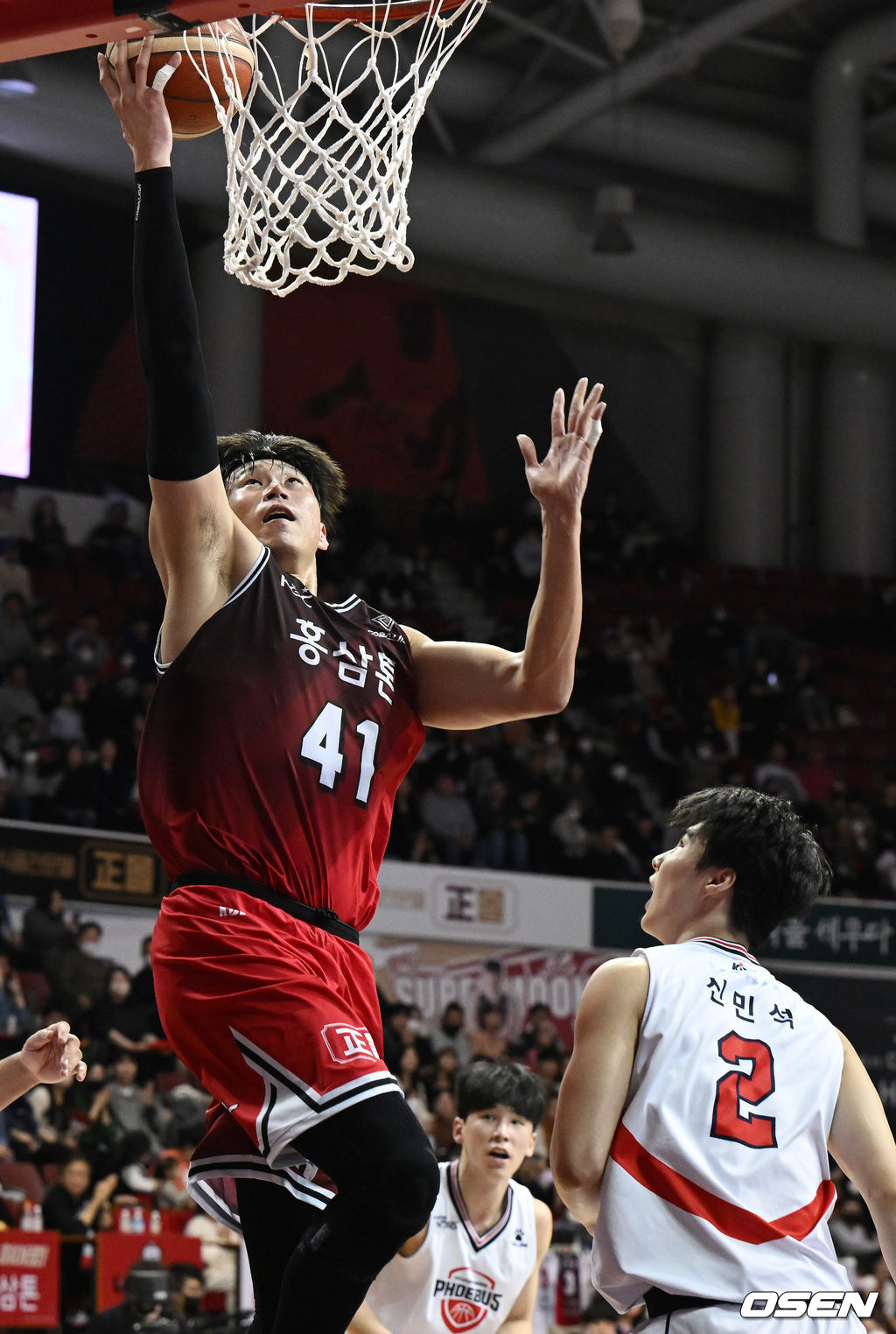 11일 오후 안양 안양실내체육관에서 '2022-2023 SKT 에이닷 프로농구' 안양 KGC와 울산 현대모비스의 경기가 열렸다.<br /><br />이날 KGC는 현대모비스를 상대로 95-83 승리를 거뒀다.<br /><br />3쿼터 KGC 오세근이 슛을 시도하고 있다. 2023.02.11 / hyun309@osen.co.kr