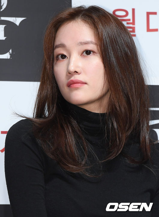 17일 오전 서울 강남구 압구정 CGV에서 영화 ‘콜(감독 이충현)’ 제작보고회가 열렸다. <br /><br />'콜'은 과거와 현재, 서로 다른 시간대에 살고 있는 두 여자가 한 통의 전화로 연결되며 벌어지는 이야기를 그린 미스터리 스릴러다. 박신혜와 전종서가 출연, 강렬한 연기 변신을 선보인다. 오는 3월 개봉 예정.<br /><br />배우 전종서가 질문을 듣고 있다. /cej@osen.co.kr