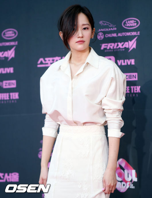 27일 오후 서울 경희대 평화의전당에서 '제2회 더 서울 어워즈' 포토월 행사가 진행됐다.<br /><br />배우 전종서가 레드카펫을 밟고 있다. / eastsea@osen.co.kr