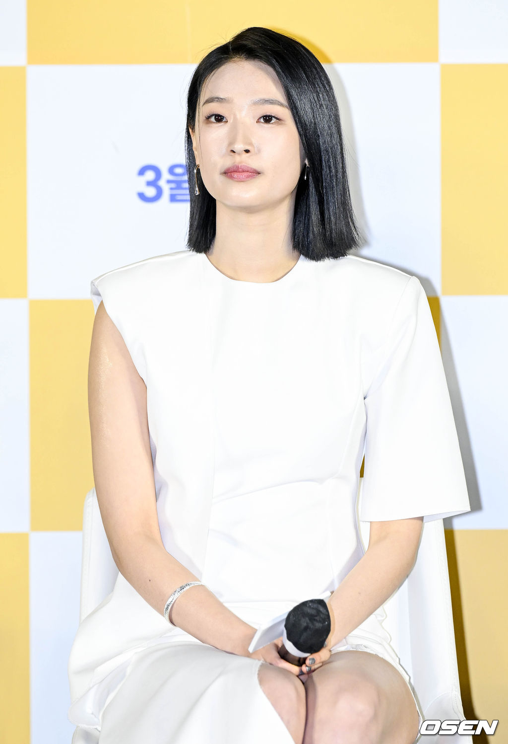 13일 오후 서울 용산구 CGV용산아이파크몰에서 영화 ‘웅남이(감독 박성광)’ 제작보고회가 열렸다.'웅남이(박성웅 분)’는 반달곰이라는 특별한 '비밀'을 가진 사나이가 특유의 짐승 같은 능력으로 국제 범죄 조직에 대항하여 공조 수사를 하며 벌어지는 코믹 액션 영화다.배우 백지혜가 인사를 하고 있다. 2023.02.13 /cej@osen.co.kr