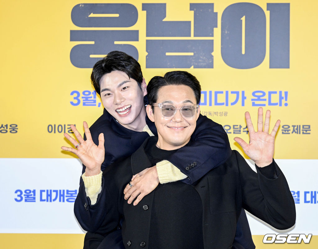 13일 오전 서울 용산구 CGV용산아이파크몰에서 영화 ‘웅남이(감독 박성광)’ 제작보고회가 열렸다.'웅남이(박성웅 분)’는 반달곰이라는 특별한 '비밀'을 가진 사나이가 특유의 짐승 같은 능력으로 국제 범죄 조직에 대항하여 공조 수사를 하며 벌어지는 코믹 액션 영화다.배우 이이경, 박성웅이 포즈를 취하고 있다. 2023.02.13 /cej@osen.co.kr