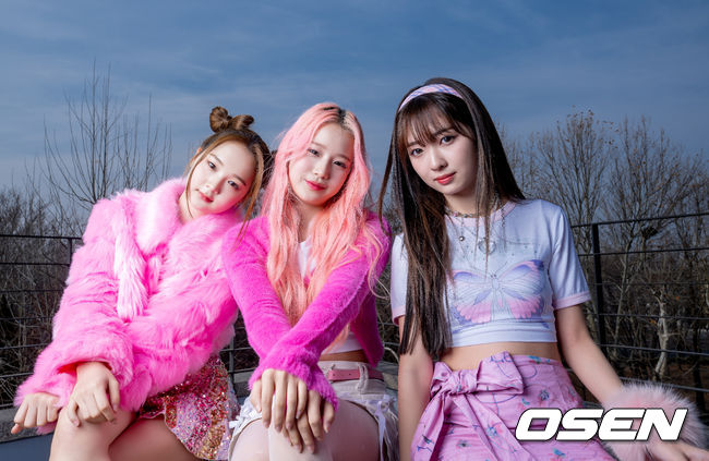 그룹 라임라잇이 데뷔 EP '러브 앤 해피니스'(LOVE & HAPPINESS) 발매를 앞두고 OSEN과 인터뷰를 가졌다.<br /><br />라임라잇이 포즈를 취하고 있다. 2023.02.14 /sunday@osen.co.kr