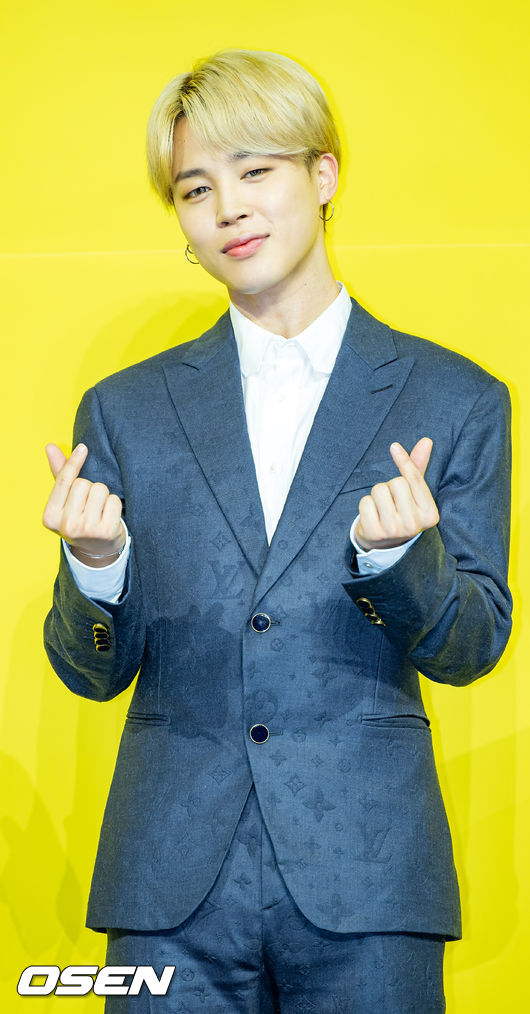 방탄소년단(BTS) 지민이 무대 위에서 포토타임을 갖고 있다./ rumi@osen.co.kr